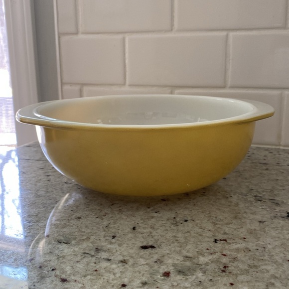 Vintage Pyrex 2-qt mustard yellow casserole dish - Picture 1 of 7